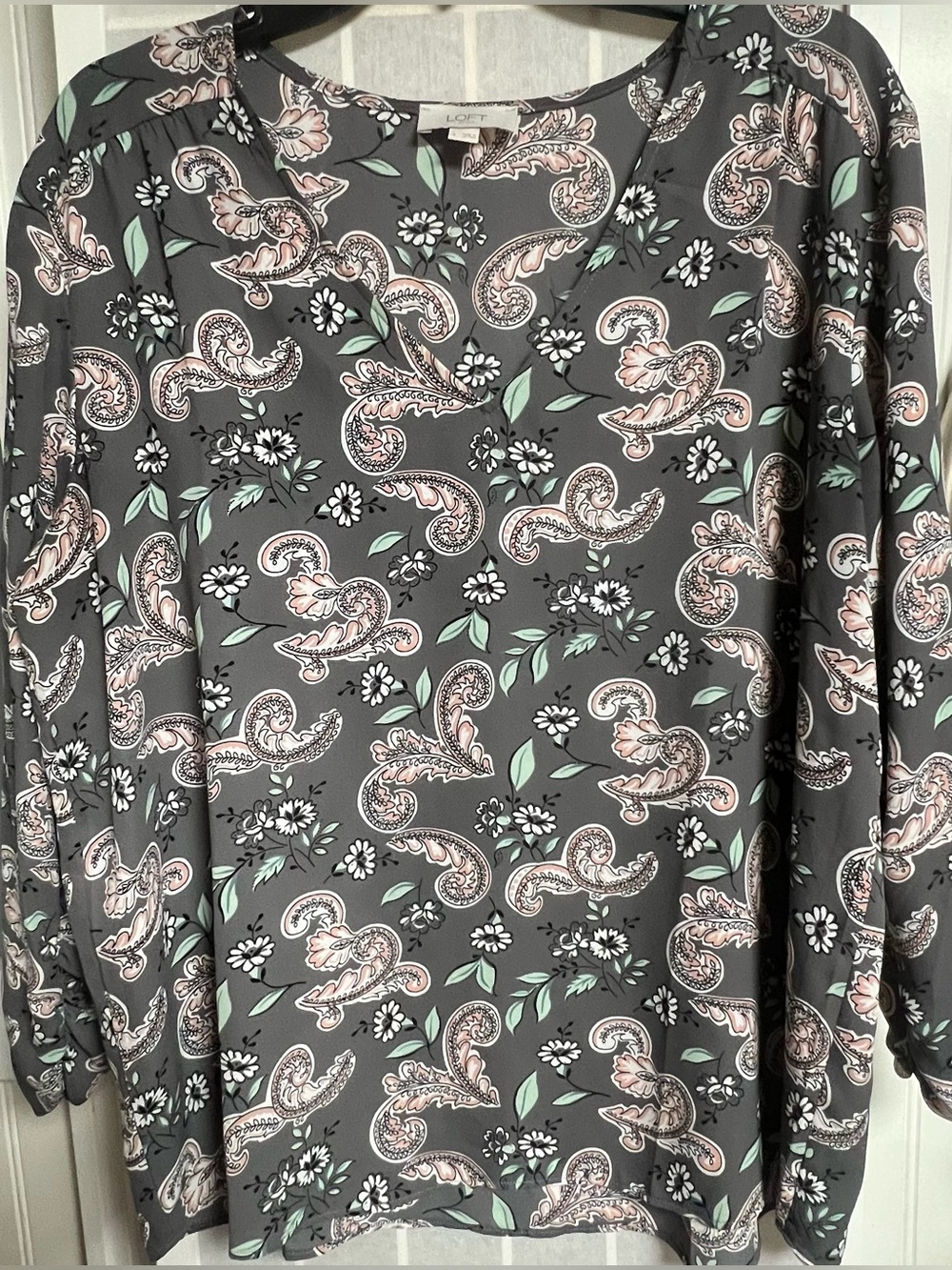 Ann Taylor LOFT Paisley Floral Top Blouse Long Sleeve Sz. Large Gray Pink V Neck